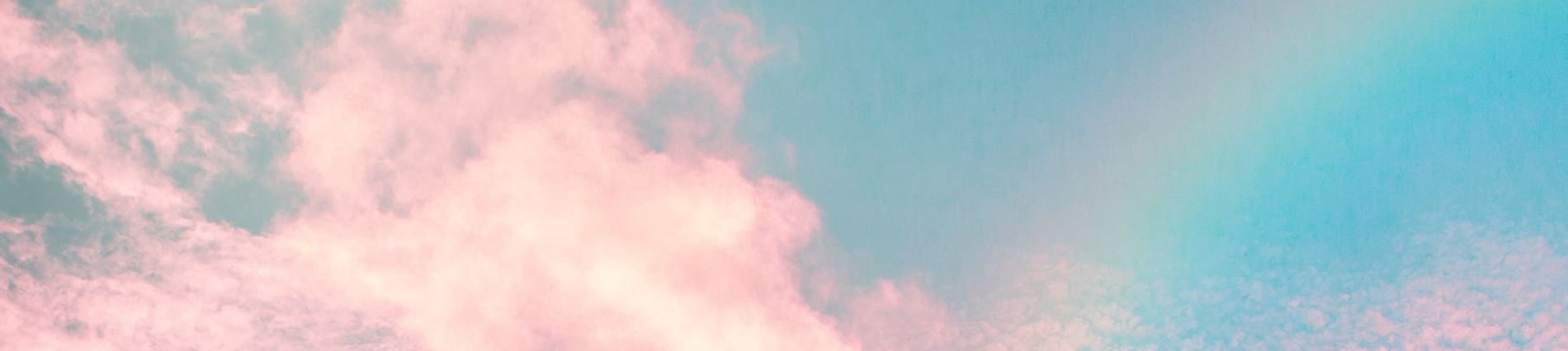 lucht met roze wolken en regenboog die energie voorstellen