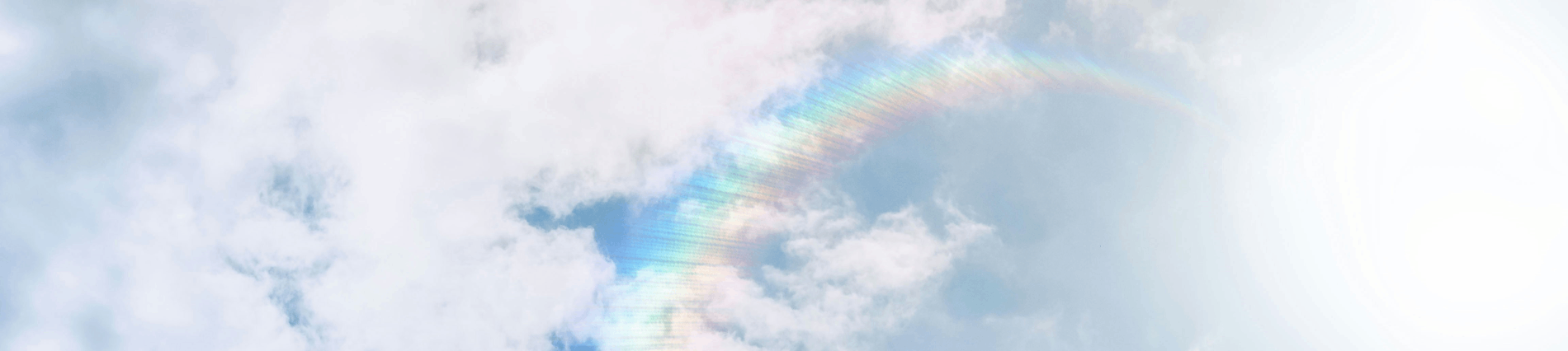 detail van azuurblauwe zee met kleine roze golfjes